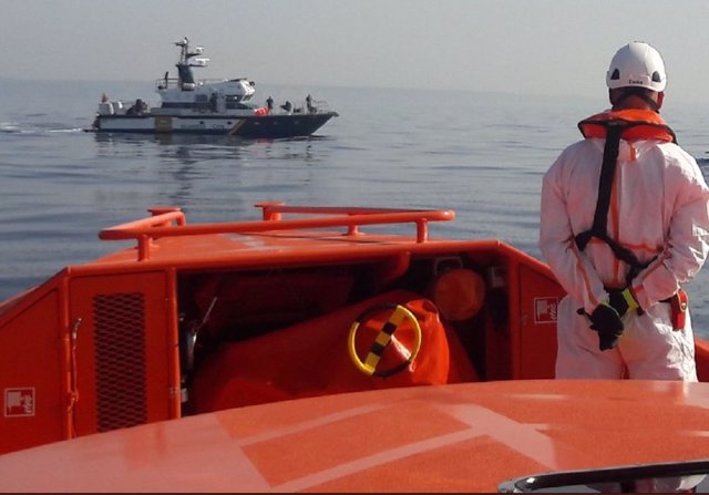Vista desde la Salvamar Alnitak de Salvamento Marítimo de un patrullero de la Guardia Civil