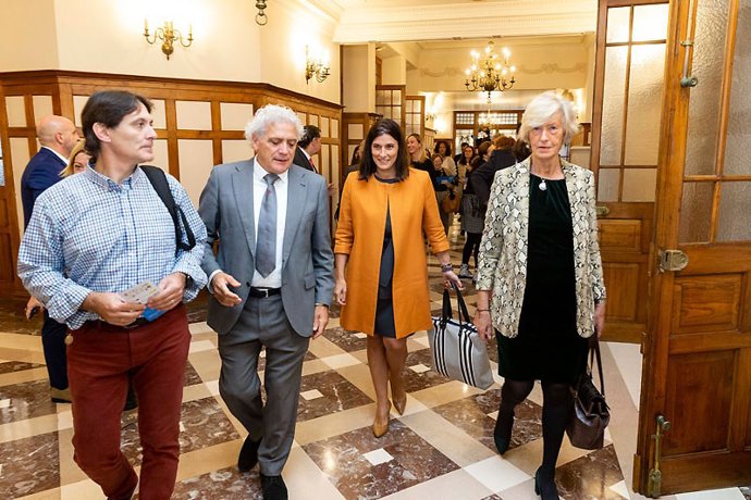La consejera de Turismo, Marina Lombó, junto a la alcaldesa de Santander, Gema Igual,  y el presidente de la Ascociación de Hostelería, Ángel Cuevas