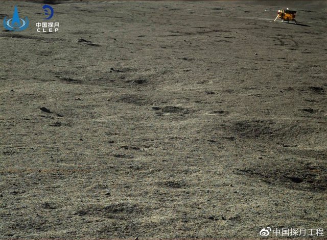 Vista del aterrizador Chang'e 4 desde el rover Yutu 2