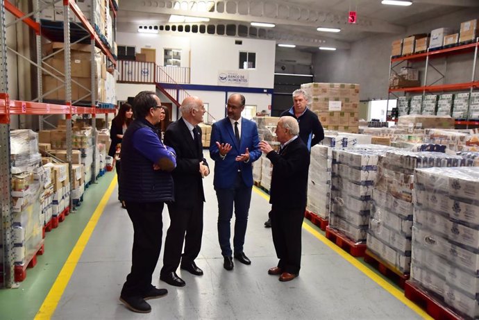Luis Fuentes, en el centro de la imagen, visita las instalaciones del Banco de Alimentos.