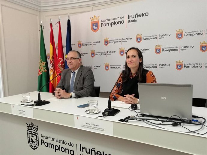 El alcalde de Pamplona, Enrique Maya, y la concejala delegada de Servicios Generales, María Echávarri, en rueda de prensa