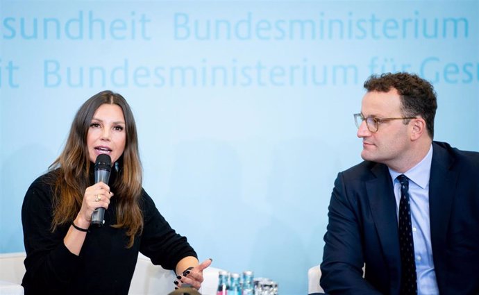 21 October 2019, Berlin: German Minister of Health Jens Spahn (R) and Chairwoman of the Robert Enke Foundation Teresa Enke present an educational campaign about depression. The occasion for the campaign is the 10th anniversary of the death of former goa
