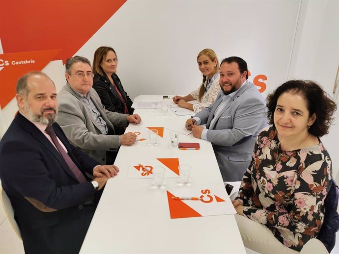 El candidato de Cs Cantabria al Congreso Rubén Gómez y la diputada regional Marta García se reúnen con representantes del CERMI