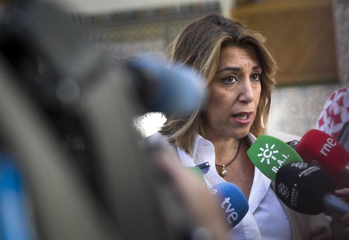 La secretaria general del PSOE- A, Susana Díaz, atiende a los medios de comunicación antes del inicio de la sesión. En el Parlamento Andaluz, en Sevilla (Andalucía, España) a 24 de octubre de 2019.