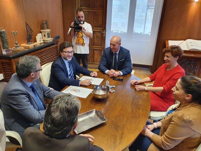 El alcalde de León, José Antonio Diez, junto a la concejal de Acción y Promoción Económica, Susana Travesí, en la reunión con miembros de la Junta Mayor de la Semana Santa de León.