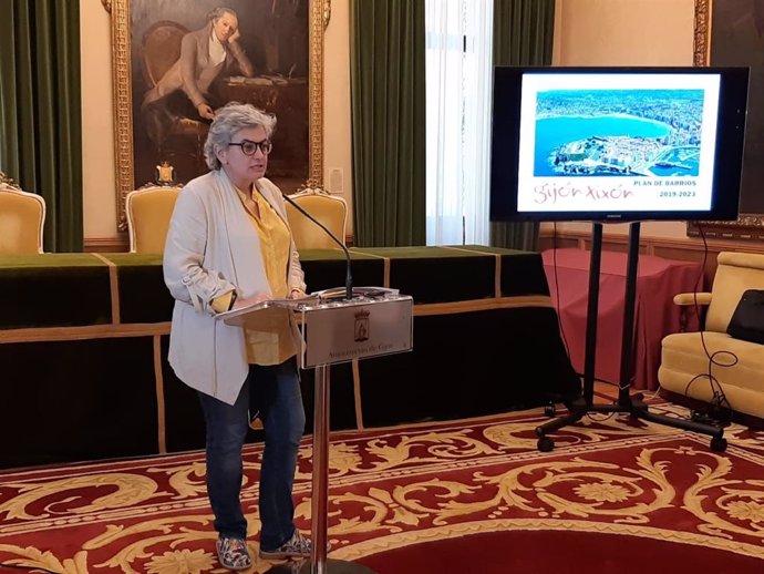 La alcaldesa de Gijón, Ana González, durante la presentación del Plan de Barrios