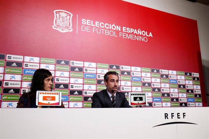 Jorge Vilda junto a Montse Tomé en rueda de prensa para dar la lista de convocadas de la selección femenina Absoluta para la visita a Polonia