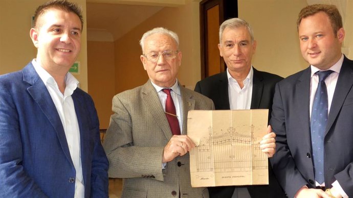 El presidente de la Diputación de Albacete, Santiago Cabañero (i) y el alcalde, Vicente Casañ (d) firman el acta de entrega de la Institución provincial a la municipal de la portada y rejas del colegio Giner de los Ríos.