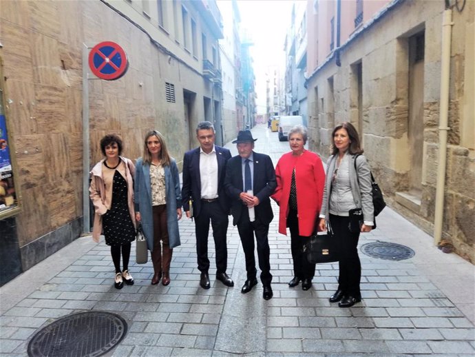 El PP de Logroño pide al Ayuntamiento un recuerdo a las víctimas del atentado que ETA perpetró en esta calle en 1980 y que causó tres víctimas mortales. José Luis, en el centro, sobrevivió al coche bomba.