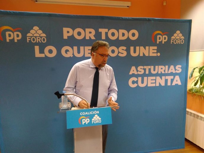 El candidato número dos de la coalición PP-Foro al Congreso, Isidro Martínez Oblanca, en un acto político en Campomanes (Lena).
