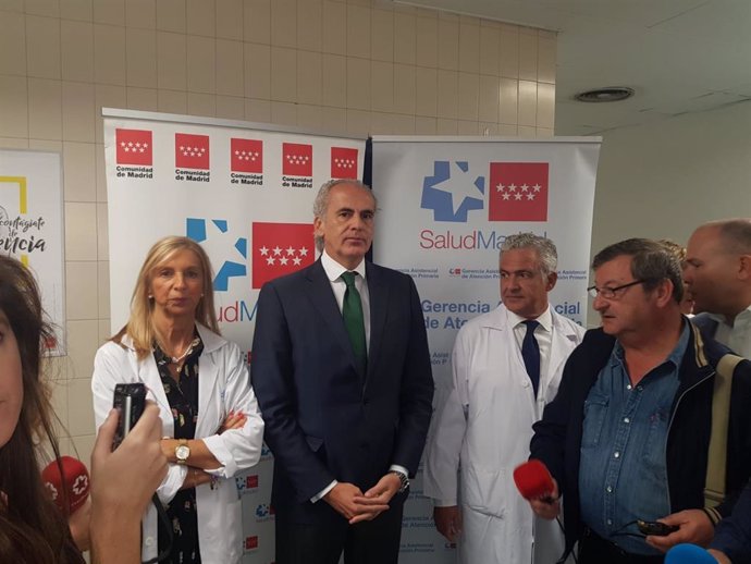 El consejero de Sanidad, Enrique Ruiz Escudero, presenta la campaña de vacunación frente a la gripe estacional