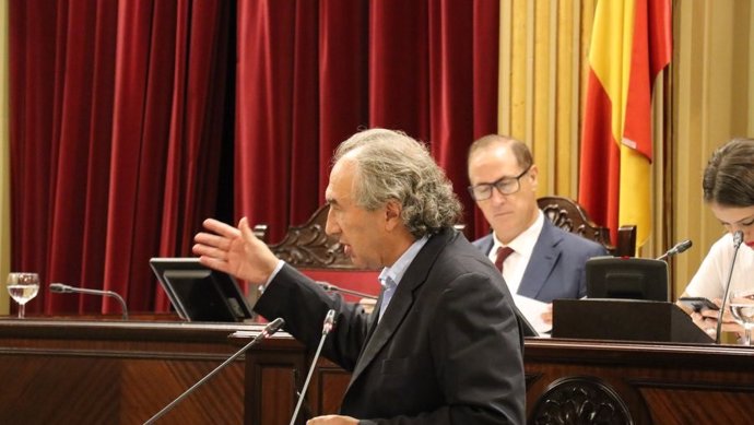 El conseller Martí March responde a la interpelación planteada por Núria Riera (PP).