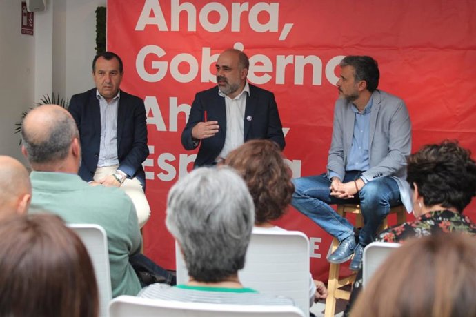 José Luis Ruiz Espejo, Ignacio López y Pau Marí-Klose en encuentro con colectivos sociales en Málaga