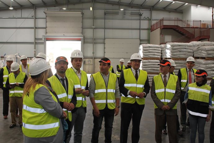 Fernández Mañueco visita las instalaciones de la Cooperativa Copiso Soria junto a los directivos de la empresa.