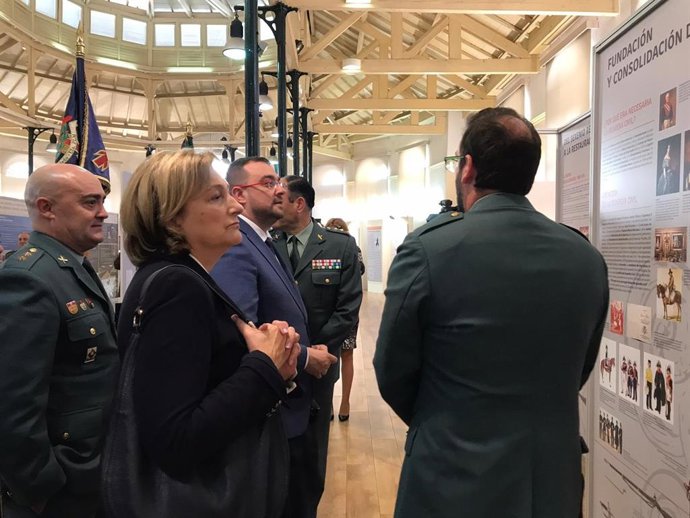 Delia Losa y Adrián Barbón durante su visita a la exposición 'La Guardia Civil, 175 años a tu lado'.