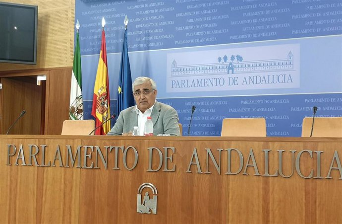 El portavoz de Hacienda del Grupo Parlamentario Socialista y delegado de Universidades del PSOE-A, Antonio Ramírez de Arellano, en rueda de prensa