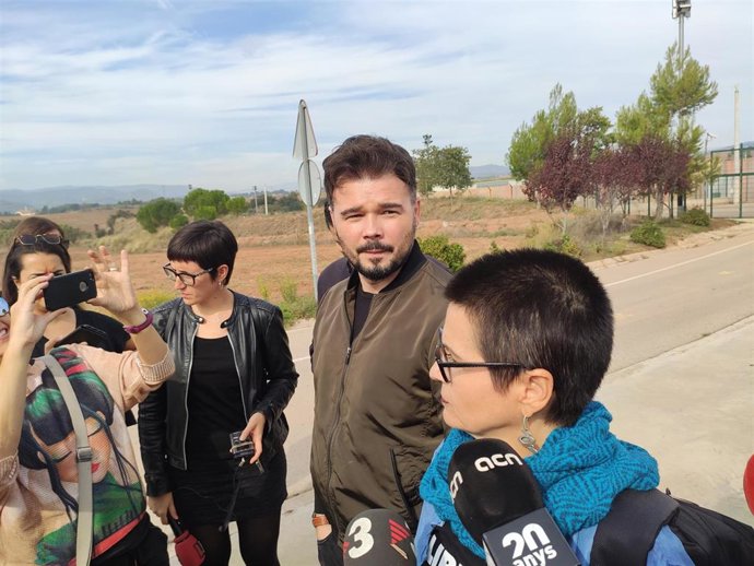 Gabriel Rufián y María Dantas (ERC) ante la cárcel de Lledoners (Barcelona)