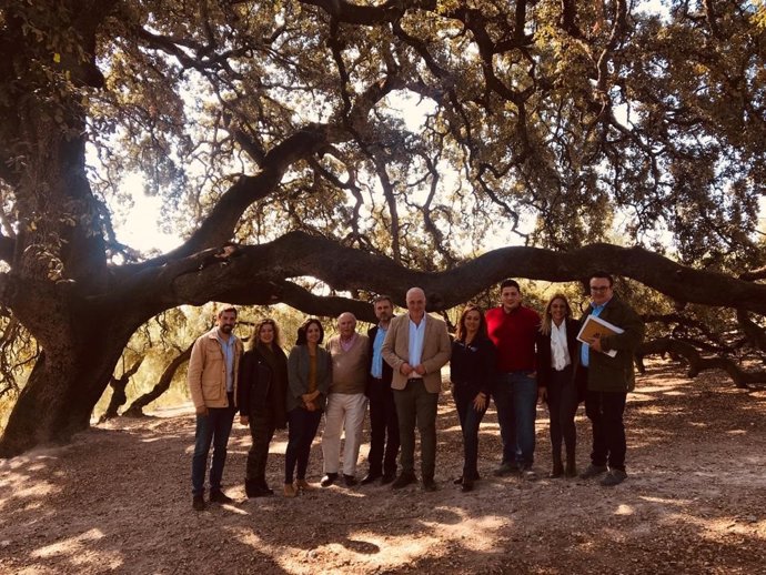 Sánchez (quinto por la izda.) y Ruiz (sexto), a los pies de la encina milenaria