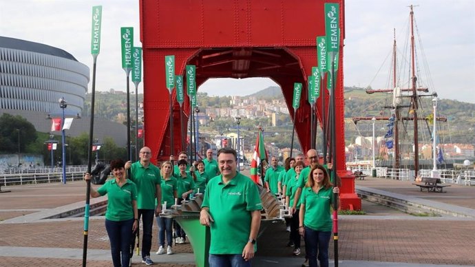 El candidato del PNV por Bizkaia al Congreso de los Diputados, al frente de la 'trainera', con el resto de representantes de listas electoraes jeltzales, en el Museo Marítimo de Bilbao