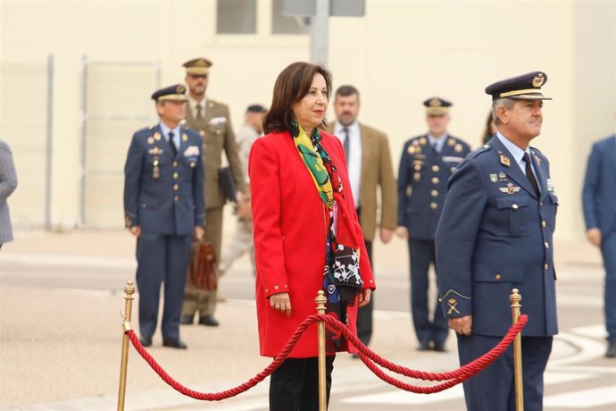 La ministra de Defensa en funciones, Margarita Robles junto a altos mandos militares Aéreos en la Base Aérea  Ala 31, en Zaragoza