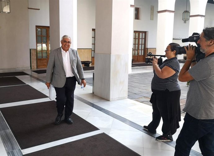 El portavoz de Hacienda del Grupo Parlamentario Socialista y delegado de Universidades del PSOE-A, Antonio Ramírez de Arellano, antes ofrecer una rueda de prensa en el Parlamento