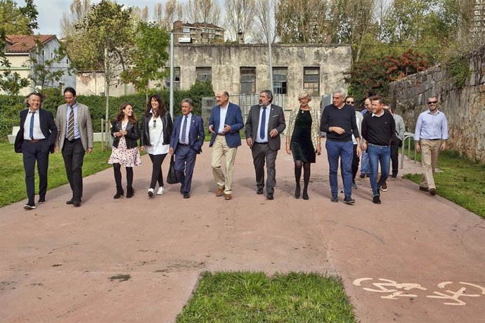 El secretario general del PRC, Miguel Ángel Revilla, y el candidato al Congreso, José María Mazón, acompañados de otros cargos del partidos, visitan La Remonta