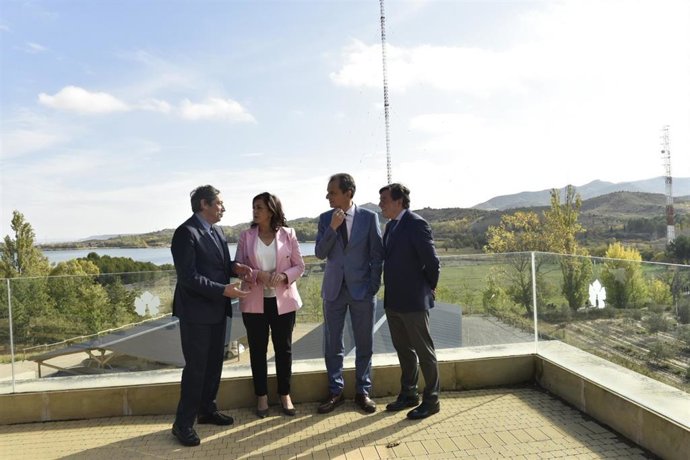 El ministro de Ciencia, Pedro Duque, visita el ICVV junto a la presidenta riojana, Concha Andreu, entre otras autoridades