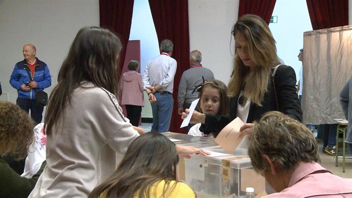 Una mujer vota en una mesa electoral, en una imagen de archivo.
