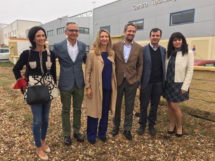 Jaime de Olano (C) junto a Alicía García y otros candidatos del PP por Ávila.