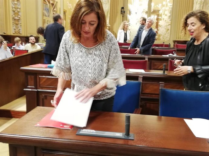 La presidenta del Govern, Francina Armengol, preparant-se per al ple abans de comenar la sessió.