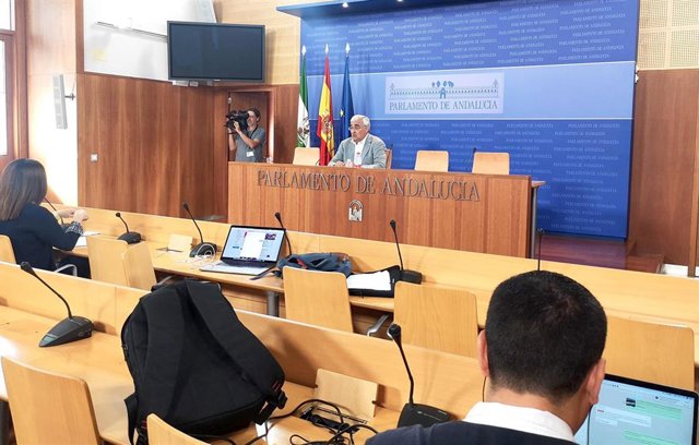 El portavoz de Hacienda del Grupo Parlamentario Socialista y delegado de Universidades del PSOE-A, Antonio Ramírez de Arellano, en rueda de prensa