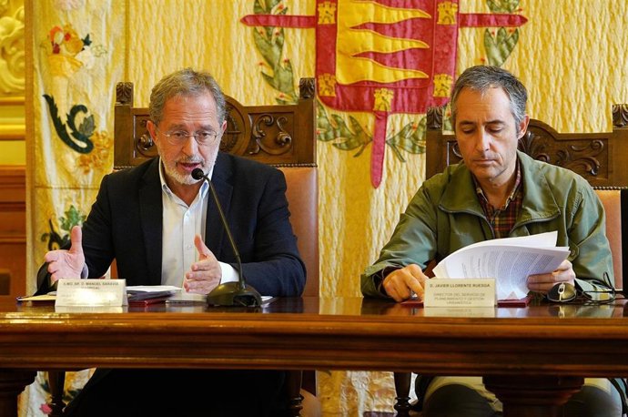 El concejal Manuel Saravia, con el director del Servicio de Planeamiento Urbanístico.