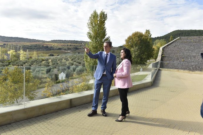 Duque destaca un proyecto del ICVV para "mantener la calidad del vino de Rioja i