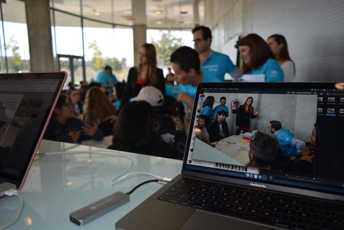 La delegada de Empleo, Formación, Trabajo Autónomo, Economía, Conocimiento, Empresas y Universidad de la Junta en Granada, Virginia Fernández, recorre la distintas dinámicas de trabajo de la primera edición del 'Hackathon Emprende'