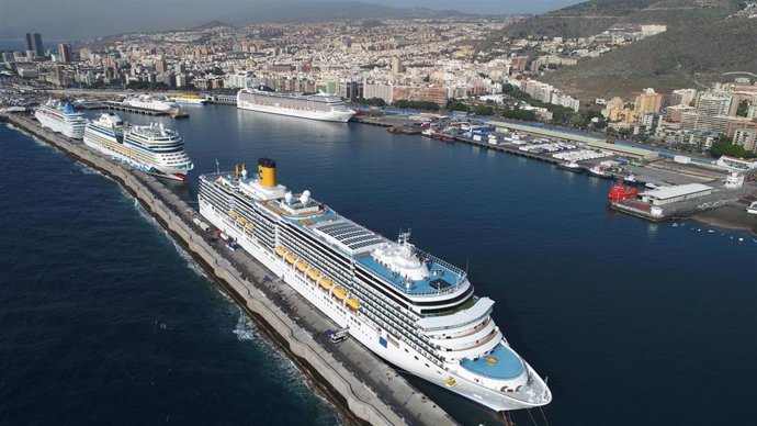 Cruceros en el puerto de Santa Cruz de Tenerife