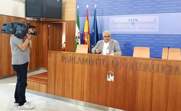 El portavoz de Hacienda del Grupo Parlamentario Socialista y delegado de Universidades del PSOE-A, Antonio Ramírez de Arellano, en rueda de prensa