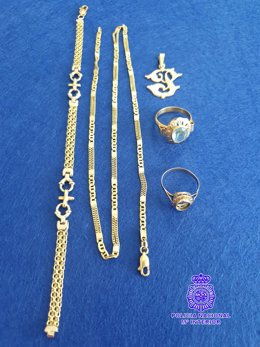 Joyas recuperadas porla Policía y robadas en un domicilio por una empleada.