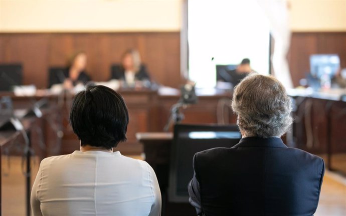 La que fuera administradora única de Aceitunas Tatis ,Gracia Rodríguez; junto al expresidente de invercaria, Tomás Pérez-Sauquillo sentados en el banquillo de los acusados al inicio del juicio.