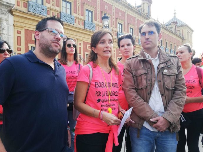 El portavoz adjunto del grupo parlamentario de Adelante Andalucía, José Ignacio García, y el coordinador general de IU Andalucía y portavoz de Adelante Andalucía, Toni Valero, en la protesta