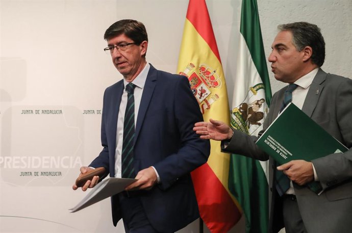 Rueda de Prensa posterior al Consejo de Gobierno de la Junta de Andalucía. El vicepresidente de la Junta de Andalucía, Juan Marín (i) y el consejero de Presidencia, Elías Bendodo (d) al inicio de la comparcencia.En Sevilla (Andalucía) a 26 de octubre de
