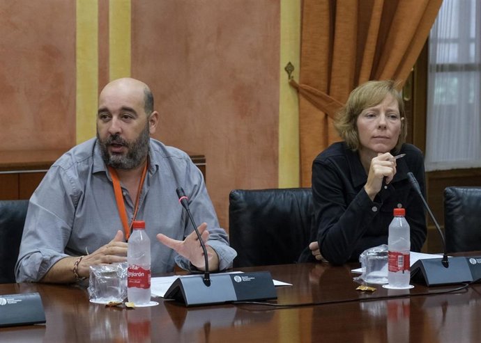 El presidente de la Caongd, Héctor Rivero, y vocal de acción humanitaria, Kirsten Sutherland, este martes en el Parlamento sobre el proyecto de Presupuesto de Andalucía de 2020.
