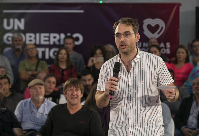 El coordinador de  IULV-CA, Toni Valero, durante su intervención en un acto por el 10N. Foto de archivo