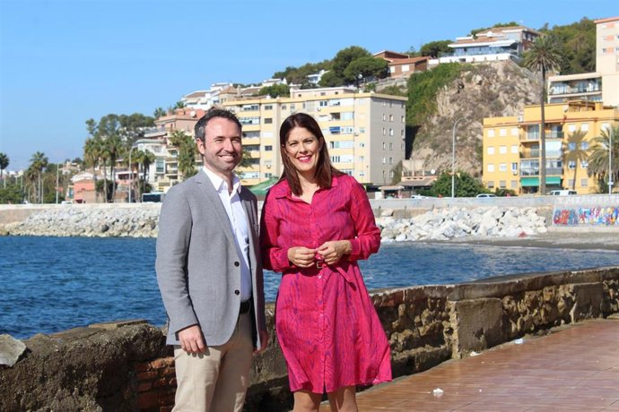 El candidato de Cs por Málaga al Congreso Guillermo Díaz y la portavoz de Cs en el Ayuntamiento, Noelia Losada, en los Baños del Carmen
