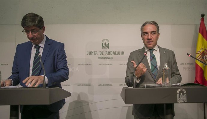 Rueda de Prensa posterior al Consejo de Gobierno de la Junta de Andalucía. El vicepresidente de la Junta de Andalucía, Juan Marín (i) y el consejero de Presidencia, Elías Bendodo (d) al inicio de la comparecencia.En Sevilla (Andalucía) a 26 de octubre d
