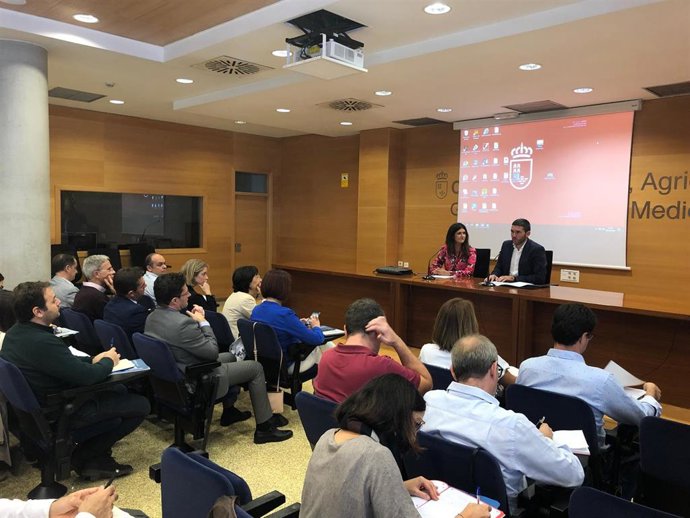 El consejero de Agua, Agricultura, Ganadería, Pesca y Medio Ambiente, Antonio Luengo, acompañado de la directora general de Mar Menor, Miriam Pérez, informa de los avances en la redacción del Decreto Ley de Protección Integral del Mar Menor