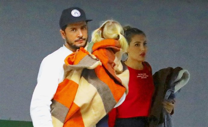 Manuel Carrasco y Almudena Navalón con su hija Chloe