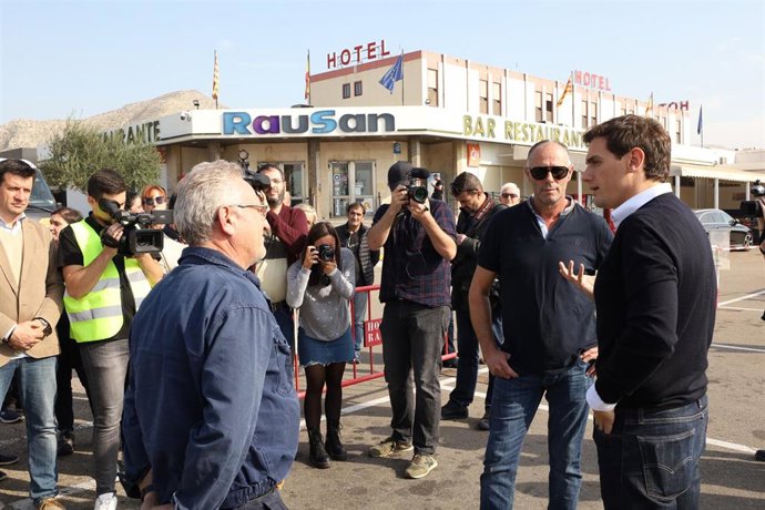 El presidente del Ciudadanos, Albert Rivera (1d), habla con algunos de los transportistas en el área de servicio de la N-II durante su vista, en Alfajarín (Zaragoza).
