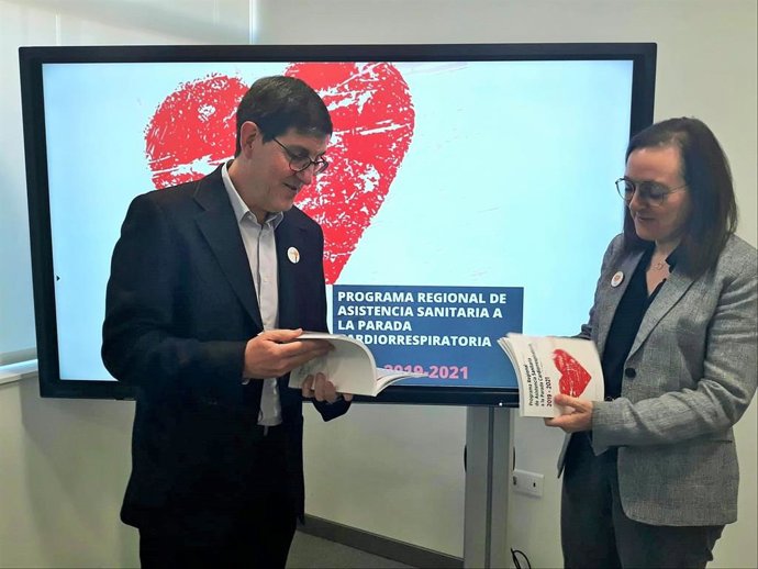 El consejero de Salud, Manuel Villegas, presentó hoy el Programa Regional de Asistencia a la Parada Cardiorrespiratoria 2019-2021 junto a una de las coordinadoras, Beatriz Garnica.
