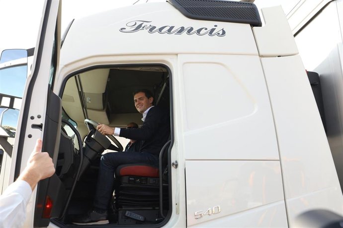 El presidente del Ciudadanos, Albert Rivera, se monta en un camón tras su reunión con transportistas en el área de servicio de la N-II, en Alfajarín /Zaragoza
