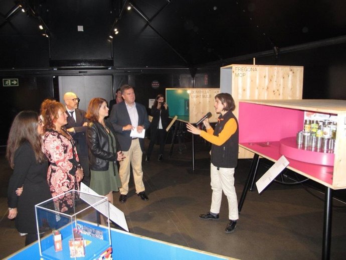 La alcaldesa de Teruel, Emma Buj, la directora de oficina de CaixaBank en Teruel, Ana Virginia Jarauta y la delegada de la Fundación Bancaria 'la Caixa' en Aragón y la Rioja, Alejandra Usón